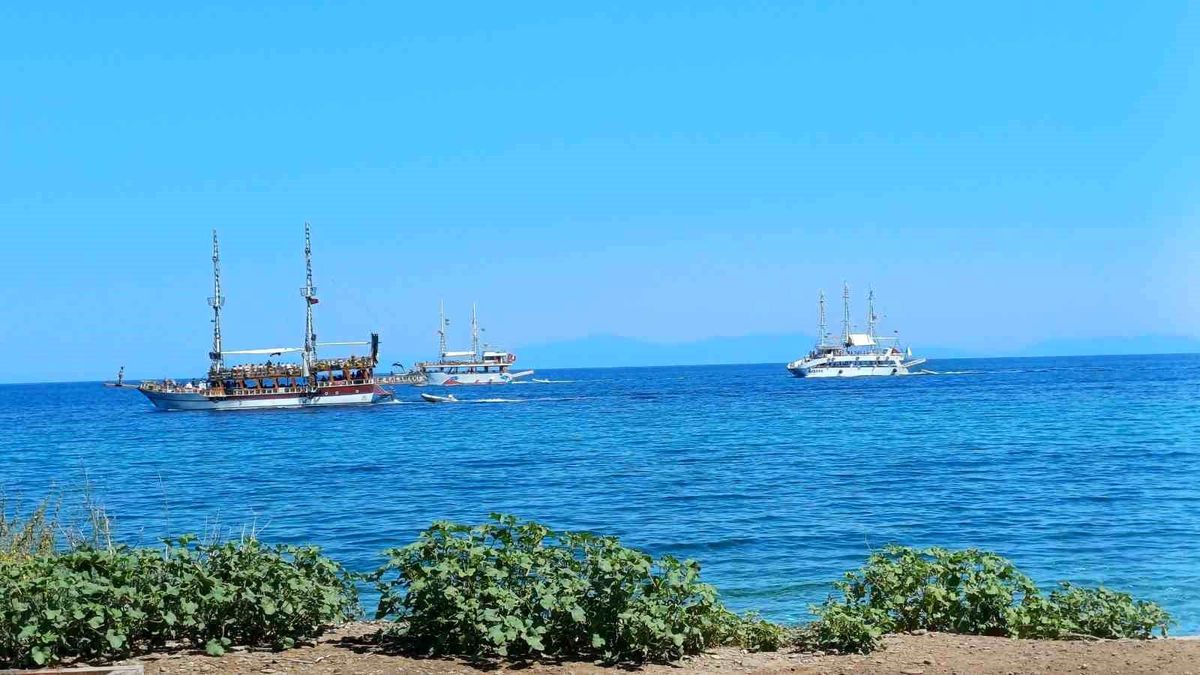 Kuşadası'nda tekne turlarına yoğun ilgi