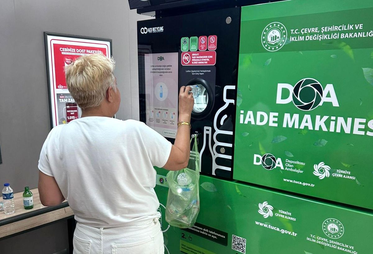 Manisa'da depozito iade makinesi önünde duran vatandaşlar