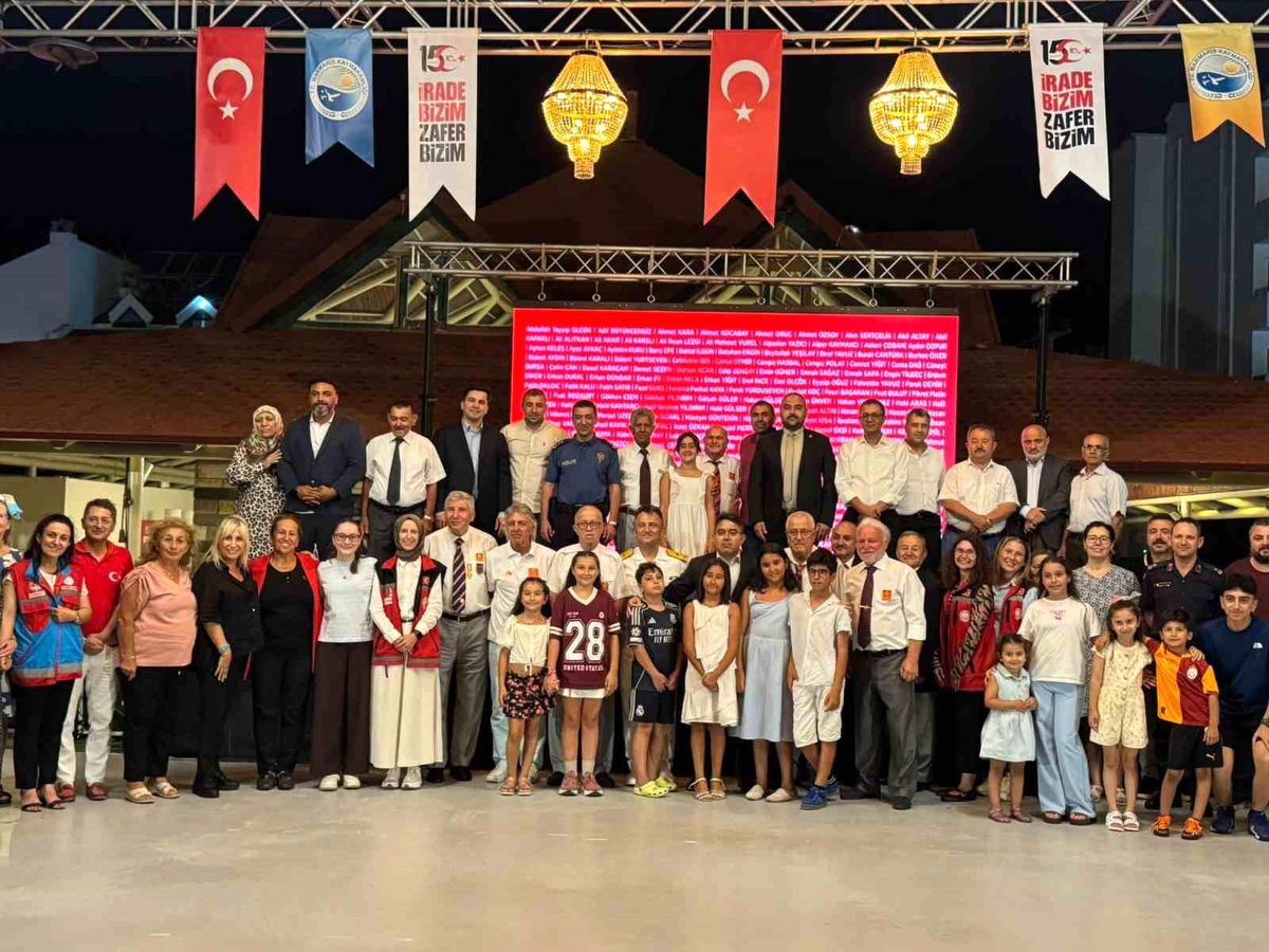 Marmaris'te 15 Temmuz şehitleri ve gazileri için düzenlenen anma programından bir kesit.