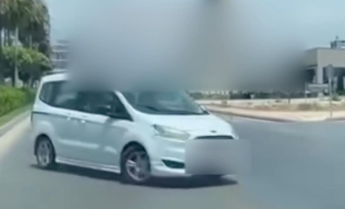 Mersin'de ters yönde ilerleyen bir aracın trafik polisleri tarafından durdurulması.