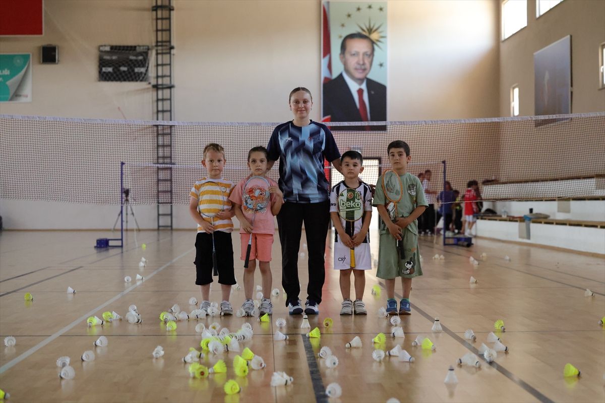 Milli badmintoncu Cemre, farklı branşlarda sporcular yetiştirmek için iller arası mekik dokuyor