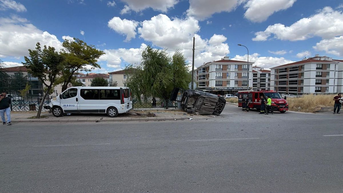 Eskişehir'de trafik kazası sonrası olay yeri.