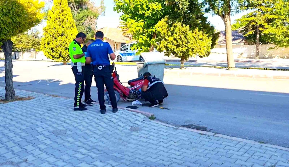 Aksaray'da motosiklet kazası sonucu hayatını kaybeden sürücünün bulunduğu olay yeri.