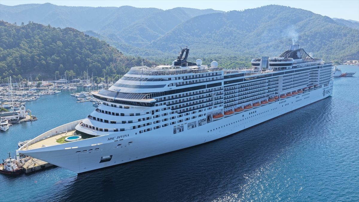 'MSC Divina' kruvaziyeri Marmaris'e 4 bin 111 turist getirdi
