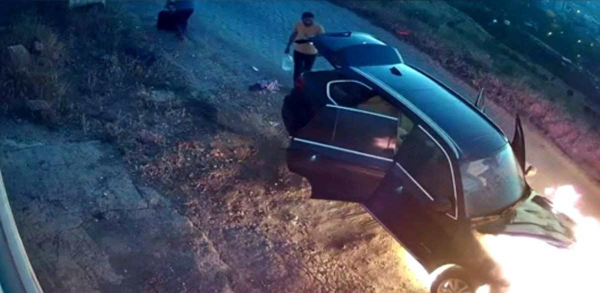 Muş'ta alev alan lüks araç patladı: O anlar kamerada