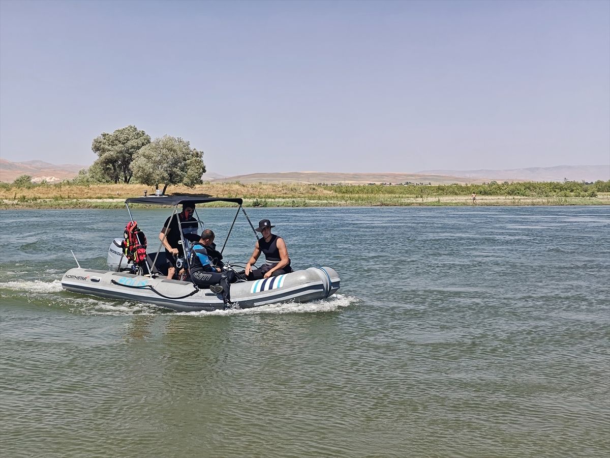 Muş'ta Murat Nehri'ne düşen çocuğu arama çalışmaları sürüyor