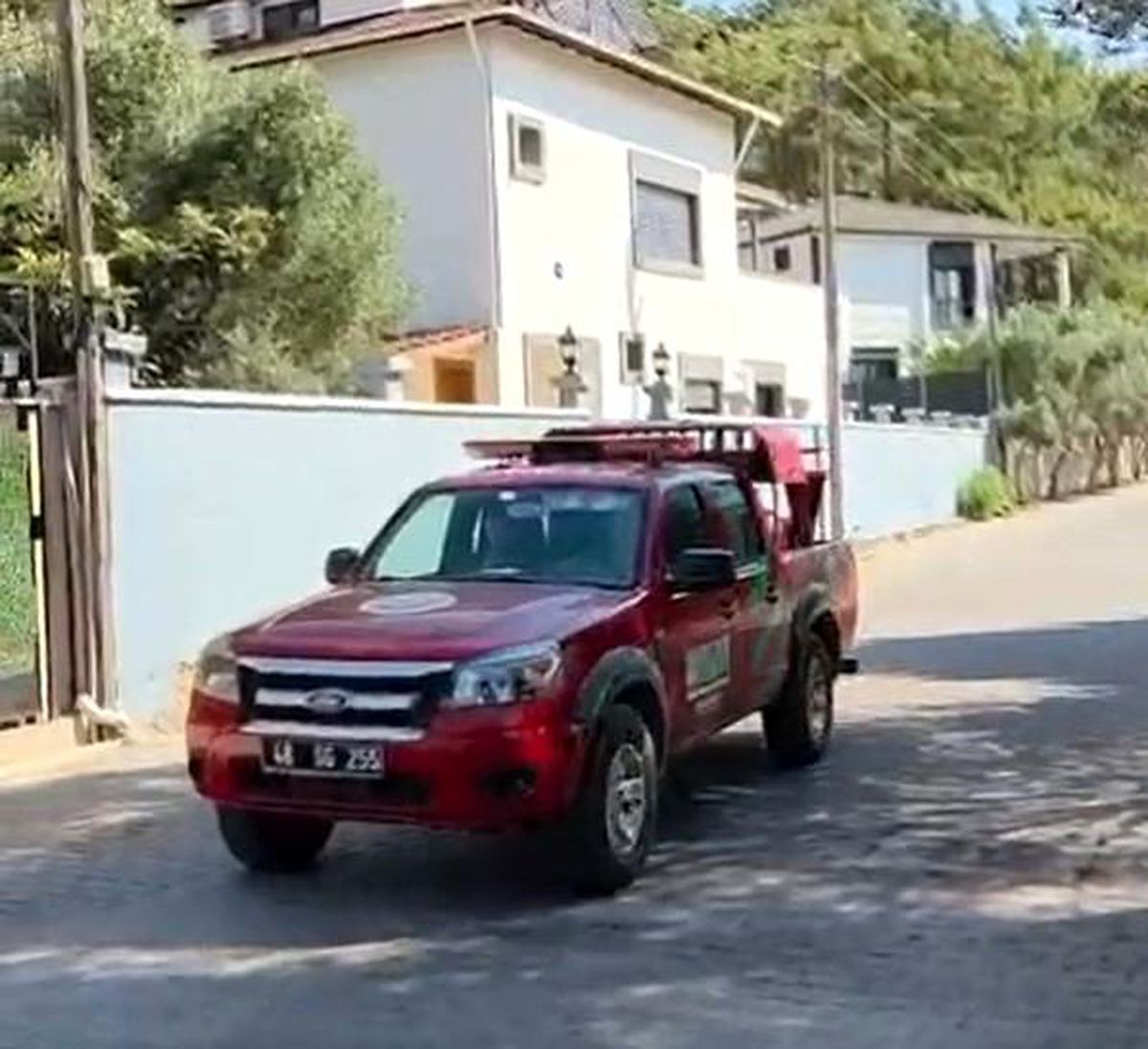 Marmaris'te orman yangını riskine karşı ekiplerin uyarı anonsu yapması