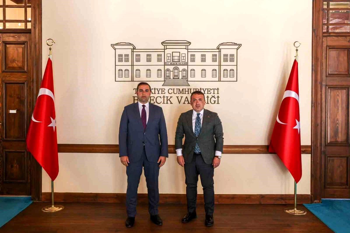 Osmaneli Kaymakamı Tahir Yılmaz, Bilecik Valisi Faik Oktay Sözer'i makamında ziyaret ediyor.