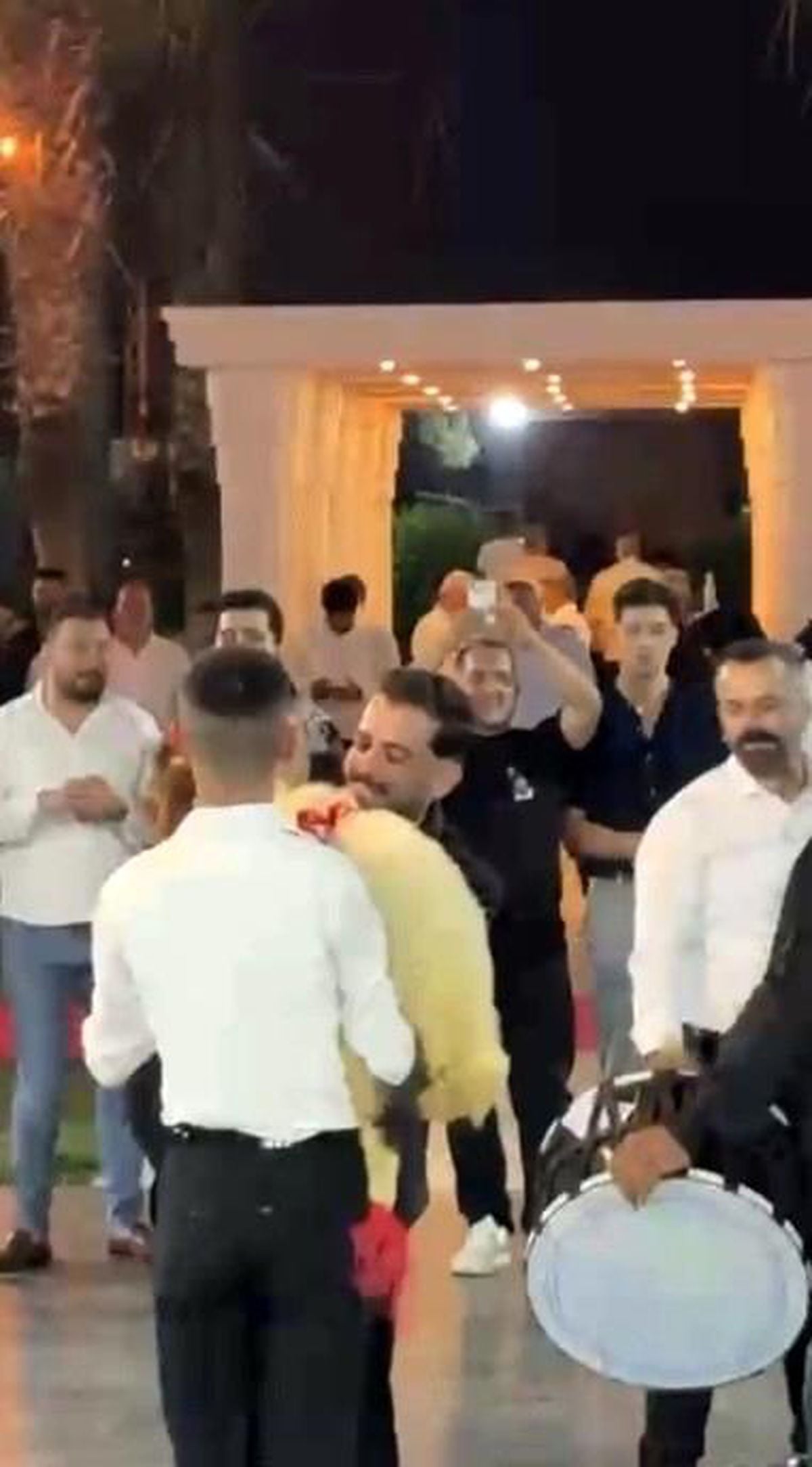 Osmaniye'deki bir düğünde damada kırmızı kurdelelerle süslenmiş kuzu hediye edilmesi.