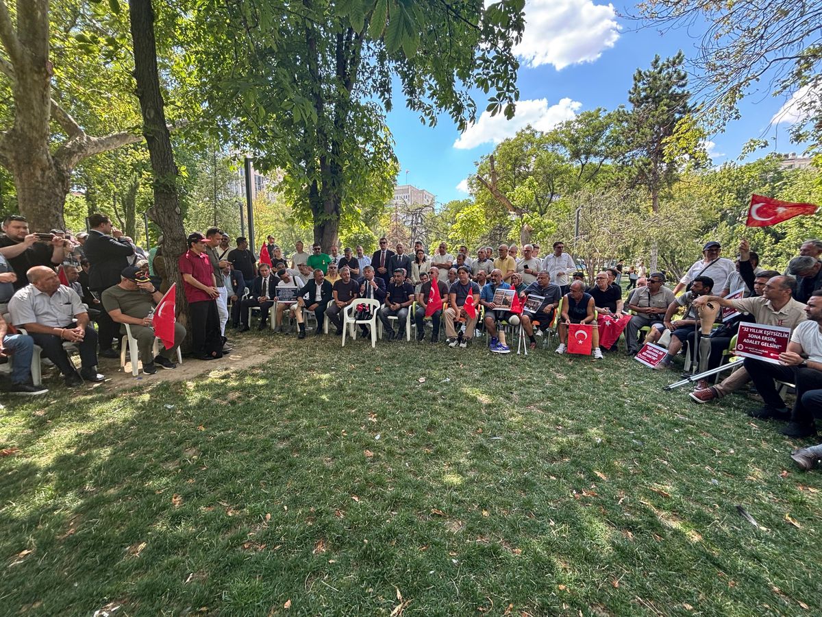 CHP Grup Başkanı Özgür Özel, Güvenpark'ta şehit aileleri ve gazilerle konuşuyor.