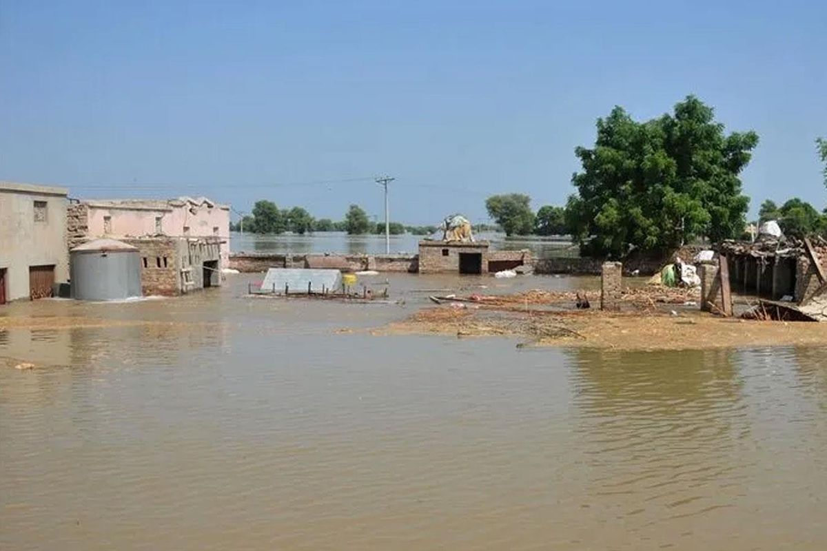 Pakistan'da şiddetli yağışlar nedeniyle evin çatısı çöktü,11 kişi hayatını kaybetti