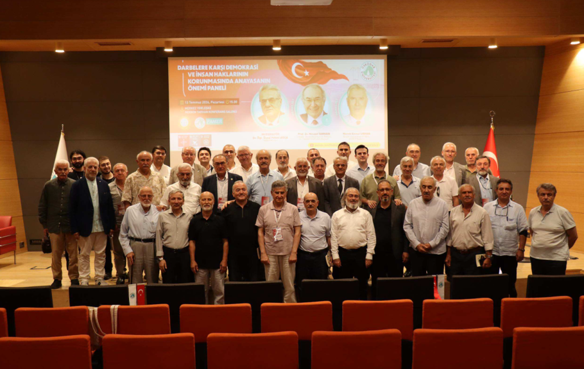 Prof. Dr. Nevzat Tarhan konuşma yaparken