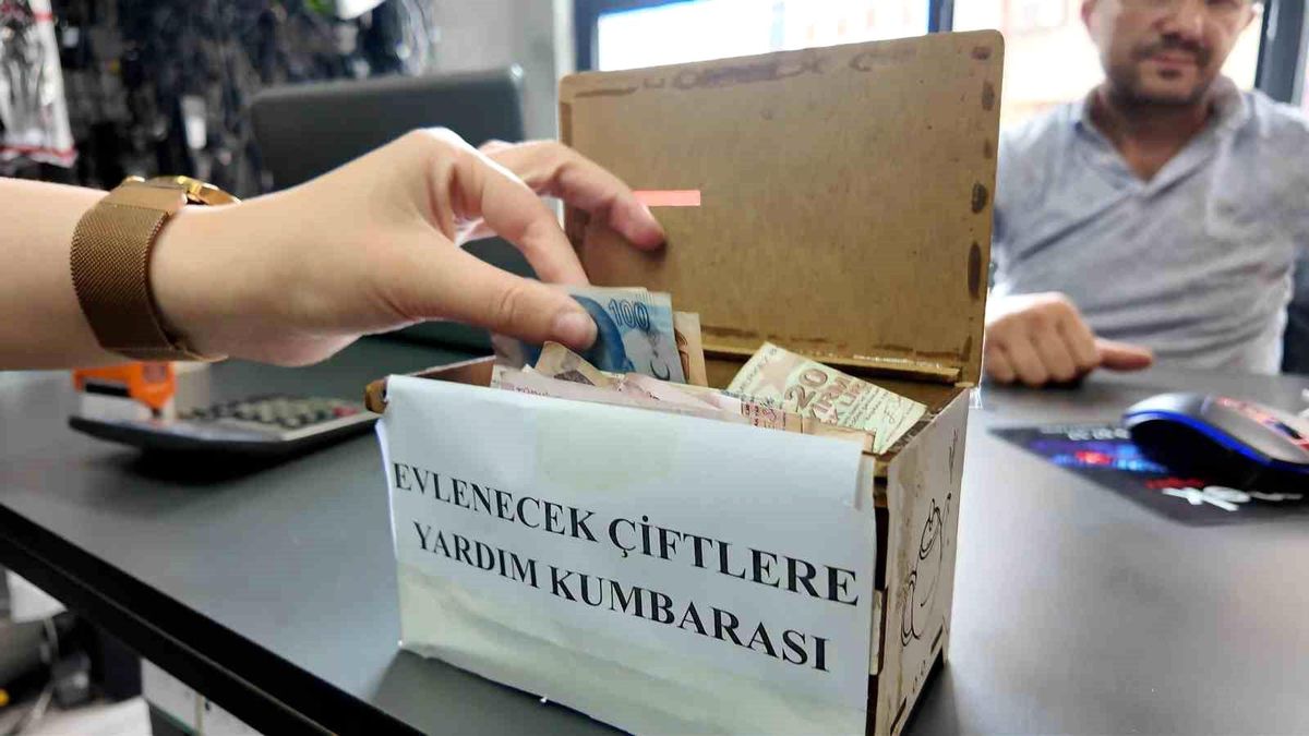 Rize'de esnaftan yeni evlenecek çiftlere 'Kumbara' desteği