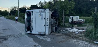 Sakarya'da tırla çarpışan servis midibüsünün devrilmesi sonucu 13 kişi yaralandı