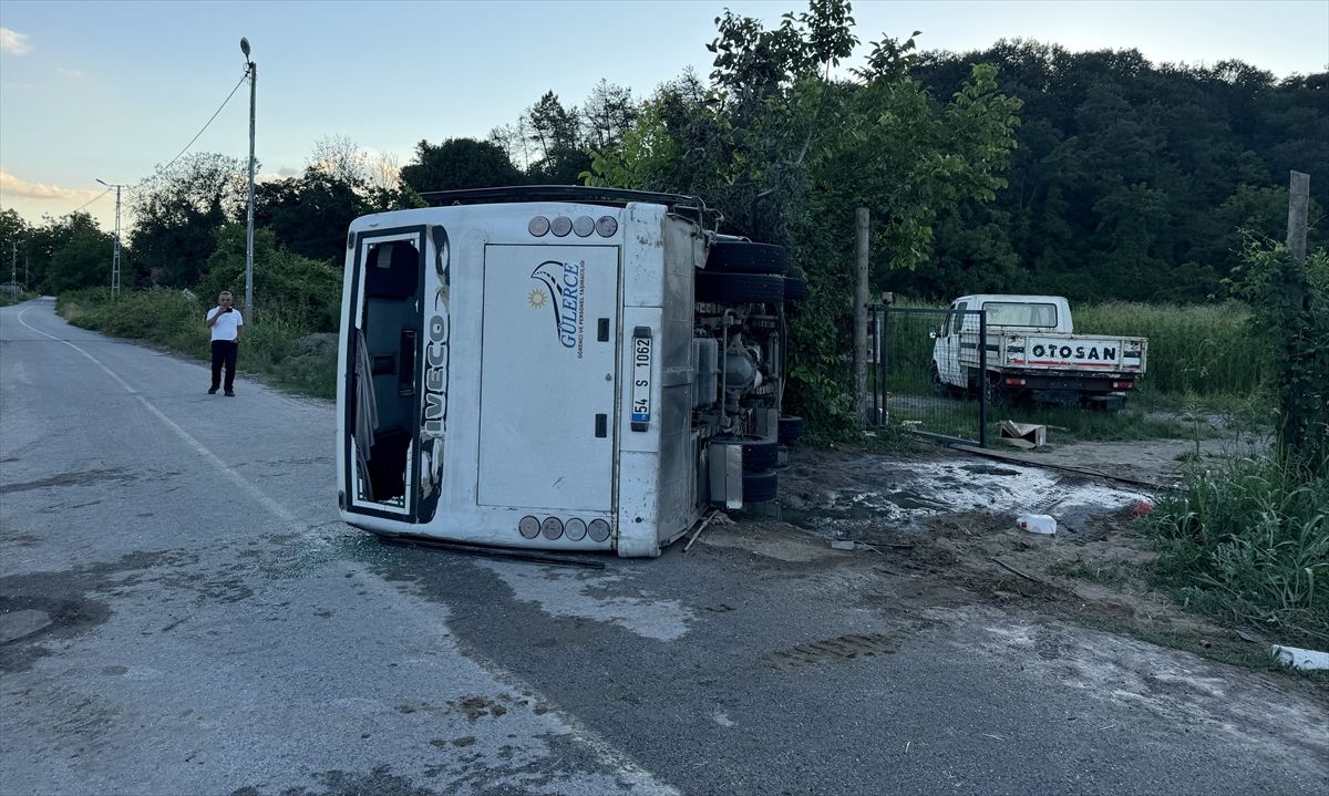 Sakarya'da tırla çarpışan servis midibüsünün devrilmesi sonucu 13 kişi yaralandı