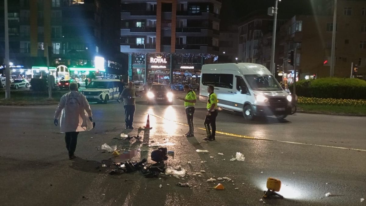 Samsun Çarşamba'da meydana gelen trafik kazasında yaralanan kişilere sağlık ekiplerinin müdahalesi.