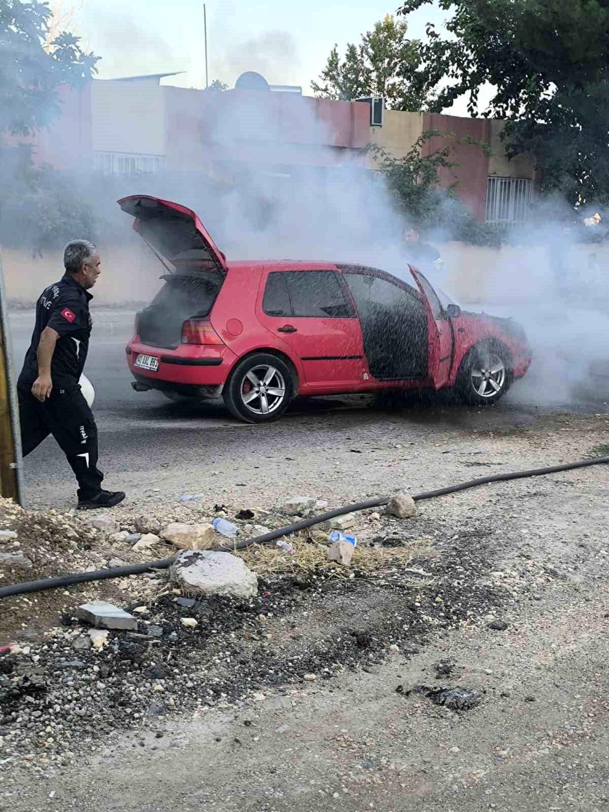 Seyir halindeki otomobil alev aldı