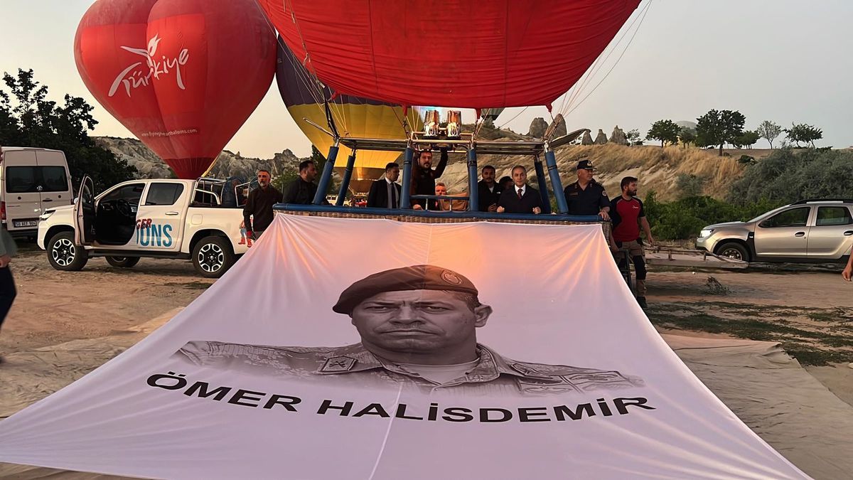 Nevşehir'de 15 Temmuz anma etkinlikleri kapsamında Türk bayrakları ve Ömer Halisdemir posteri taşıyan sıcak hava balonlarının havalanışı.