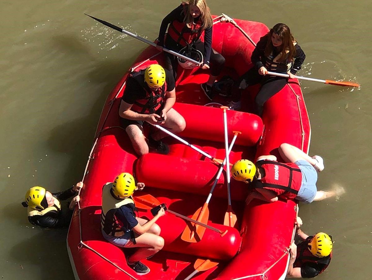 Erzincan'da Karasu Nehri üzerinde rafting yapan insanlar