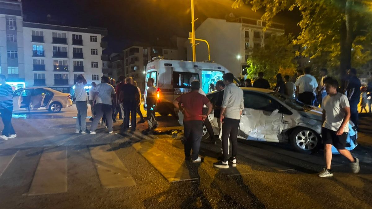 Sinop'un Boyabat ilçesinde meydana gelen trafik kazası sonrası olay yeri.