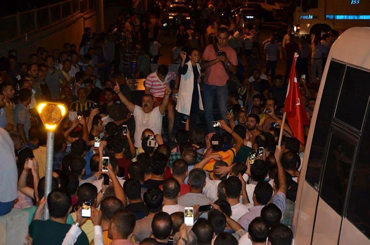 Cizre Köprüsü'nün kahramanı: Tankın üzerine bayrakla çıktı