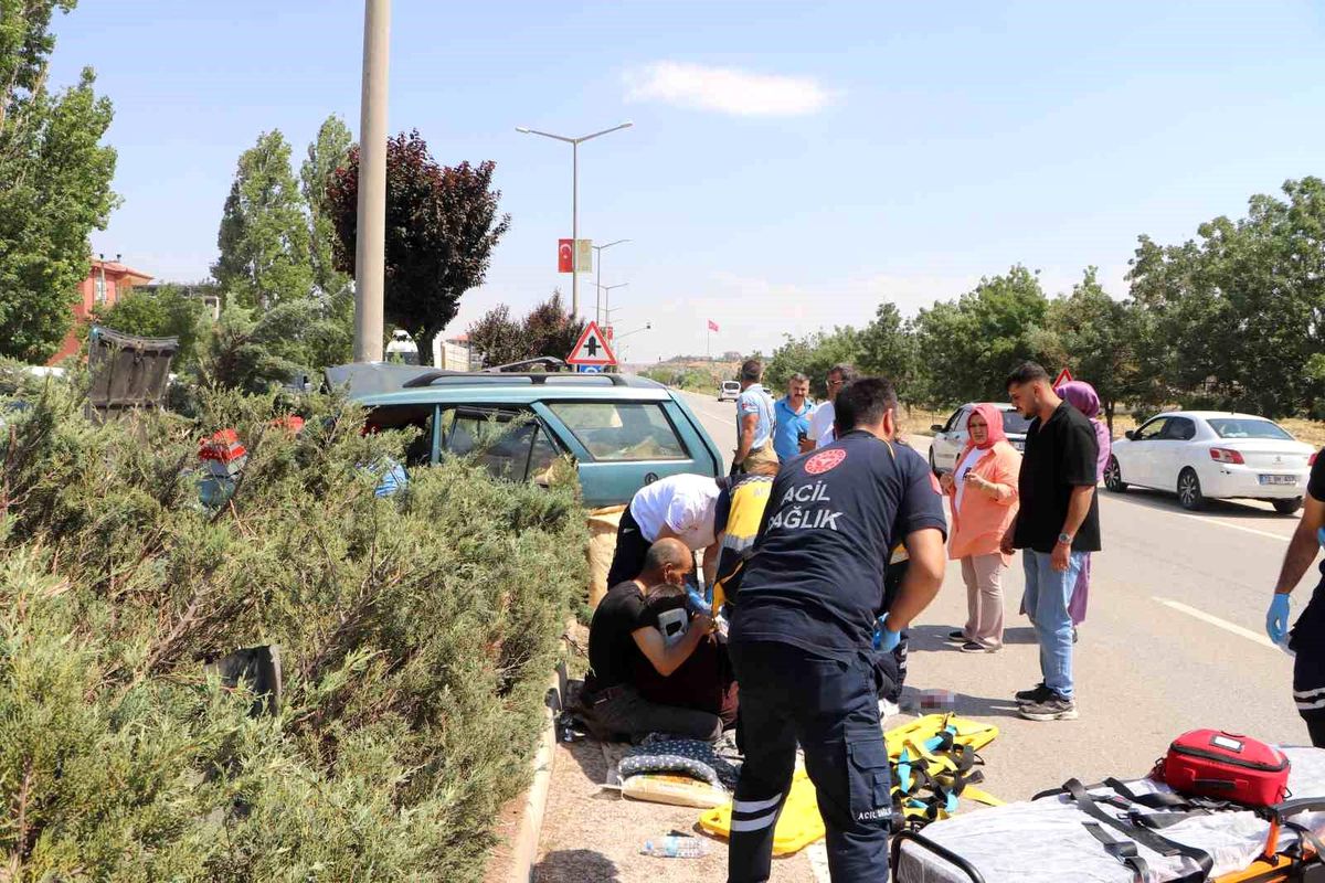 Sürücü, kazada yaralanan eşine sarılarak başında bekledi