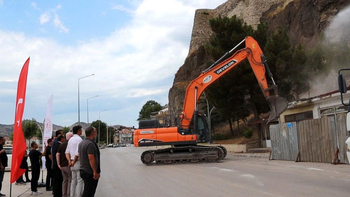 Tarihi Osmancık Kalesi çevresinde 98 riskli bina yıkılıyor: Bölge park ve sosyal yaşam alanı olacak