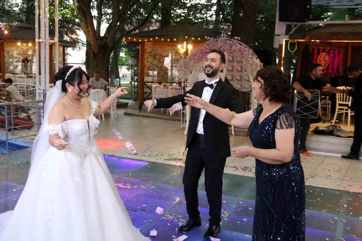 Yüksel Özcan ve Ching Ling Chen çiftinin Eskişehir'deki kültürel düğününde çekilmiş bir fotoğraf.