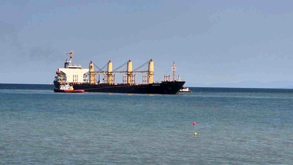 Tekirdağ açıklarında karaya oturan yük gemisini kurtarma çalışmaları sürüyor