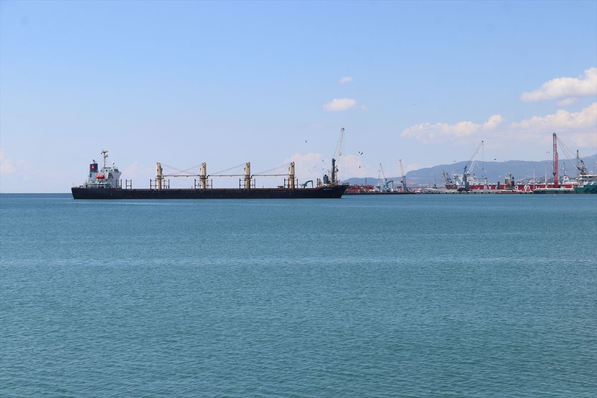 Tekirdağ'da karaya oturan yük gemisi çevresinde güvenlik önlemi alındı