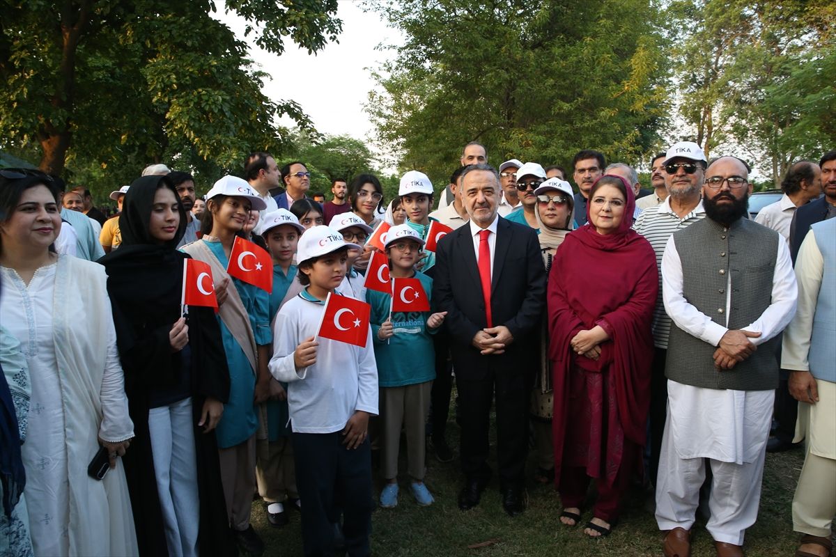 TİKA tarafından Pakistan'da 15 Temmuz şehitleri anısına düzenlenen ağaç dikme etkinliğinden bir görüntü.