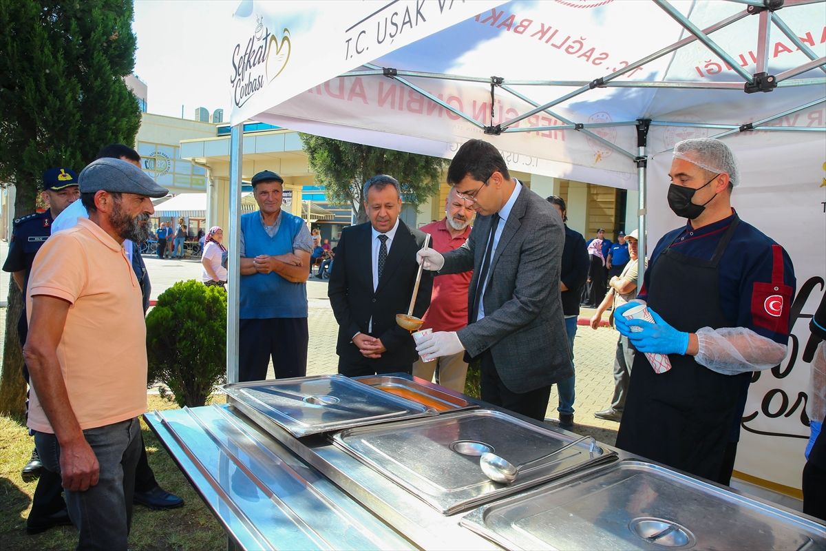 Uşak'ta hastane bahçesinde çorba ikramı başladı