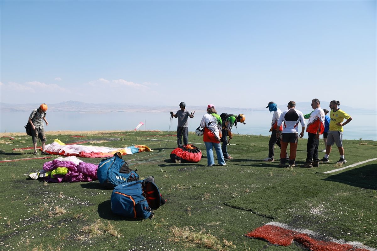 Van'ın gökyüzü rotası İranlı yamaç paraşütçülerini ağırlıyor