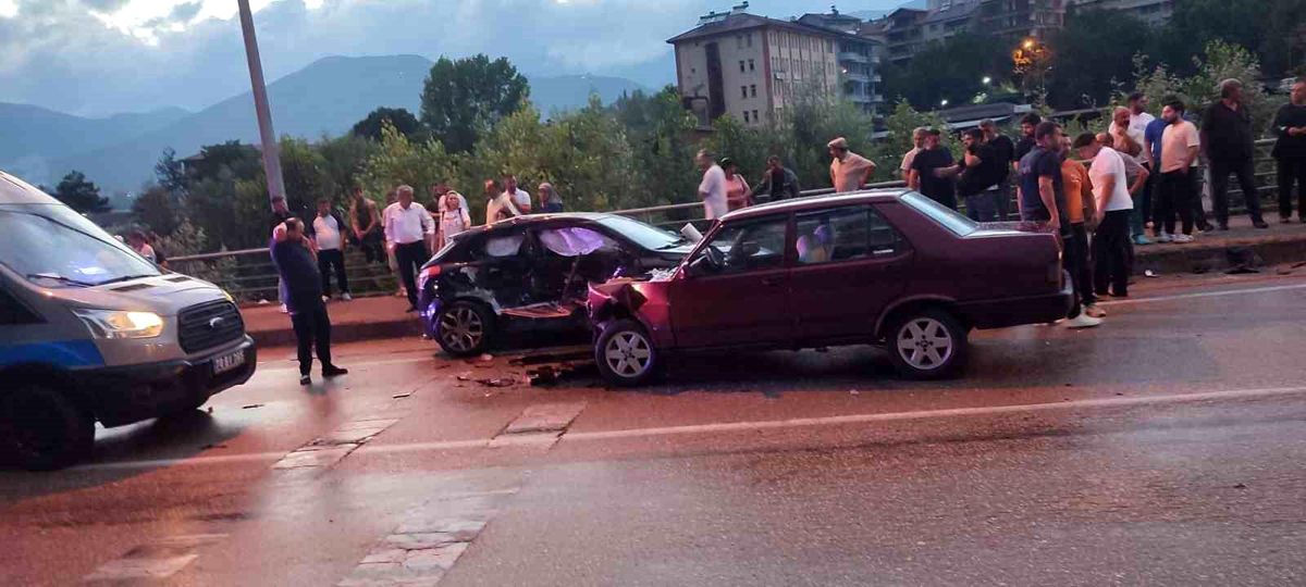Yağışlı yolda iki otomobil çarpıştı: 4 yaralı