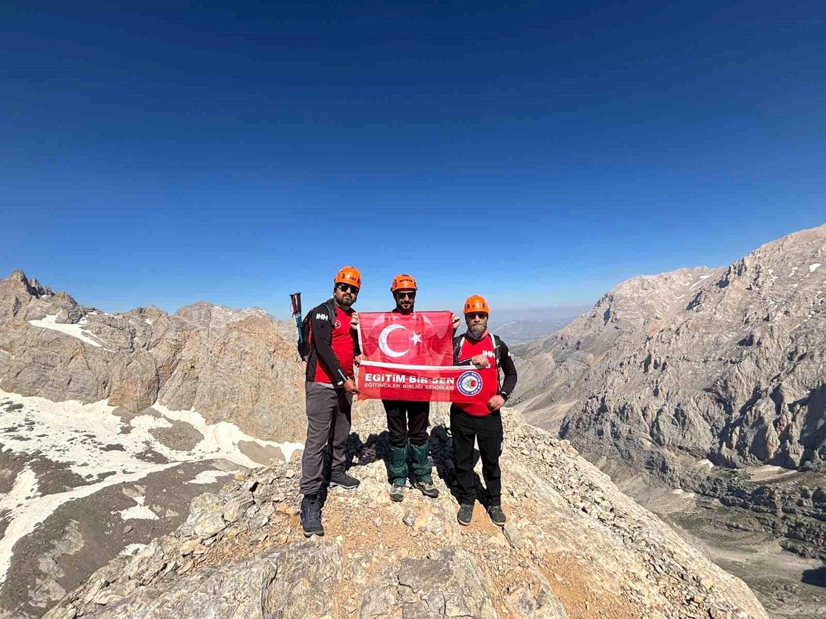 Eğitim-Bir-Sen üyeleri 15 Temmuz anısına Niğde Aladağlar zirvesinde Türk bayrağı açıyor.