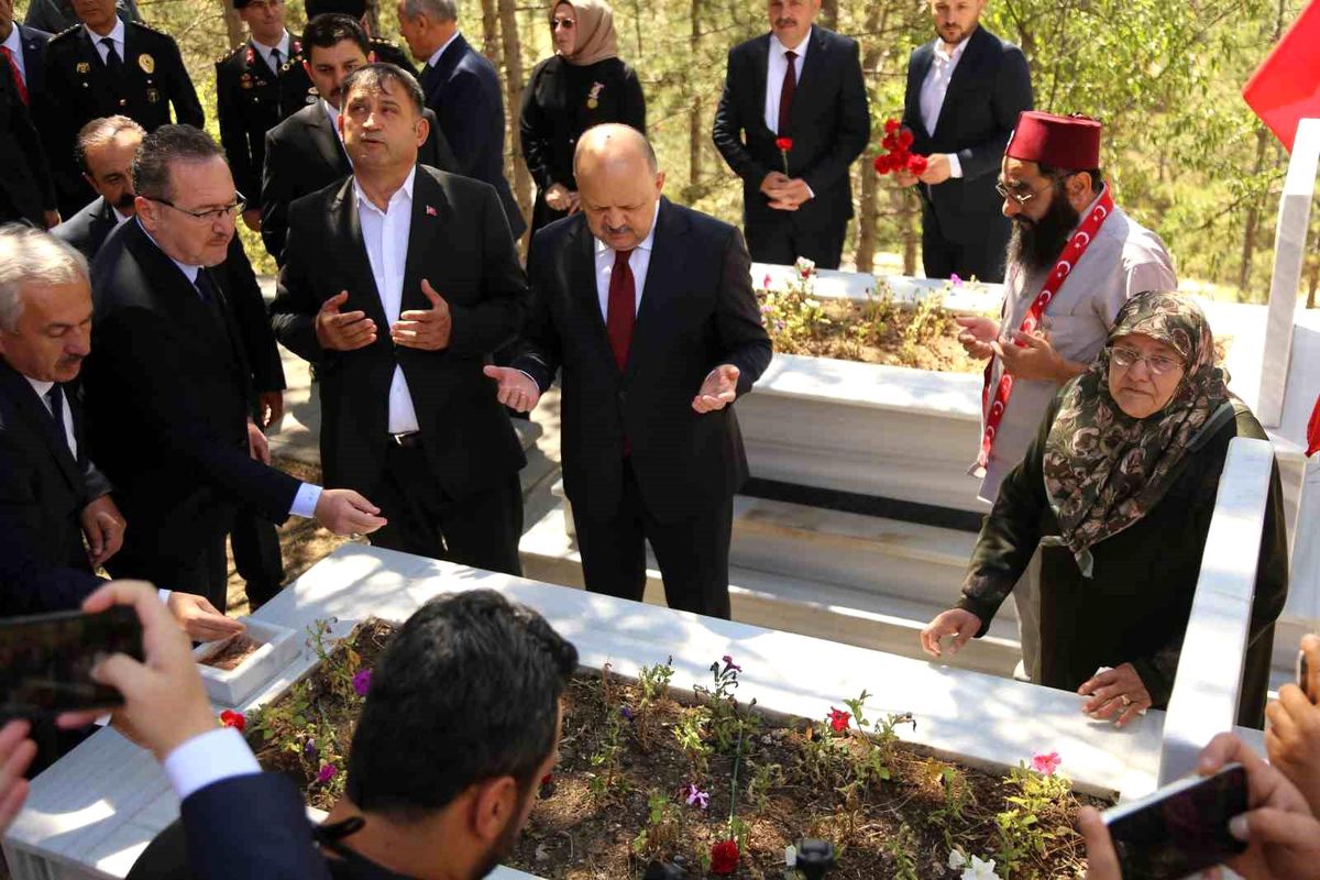 Kastamonu'da 15 Temmuz şehitleri anma programı kapsamında şehitlik ziyareti ve hatim duası yapıldı.