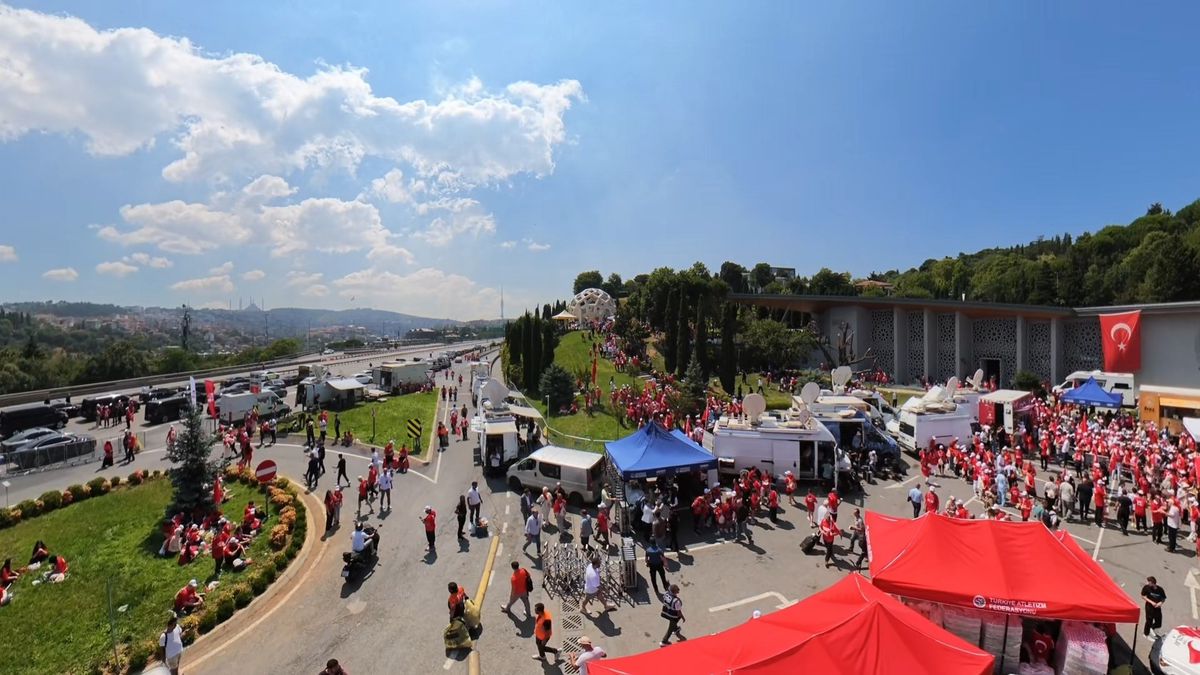 15 Temmuz şehitlerini anmak için Zincirlikuyu'dan 15 Temmuz Hafıza Müzesi'ne yürüyen kalabalık.