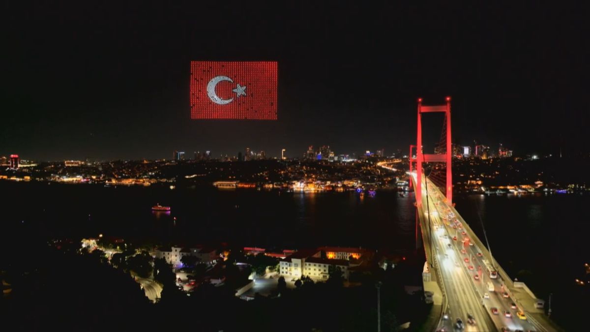 15 Temmuz Demokrasi ve Milli Birlik Günü kapsamında Şehitler Köprüsü üzerinde gerçekleştirilen dron gösterisi.