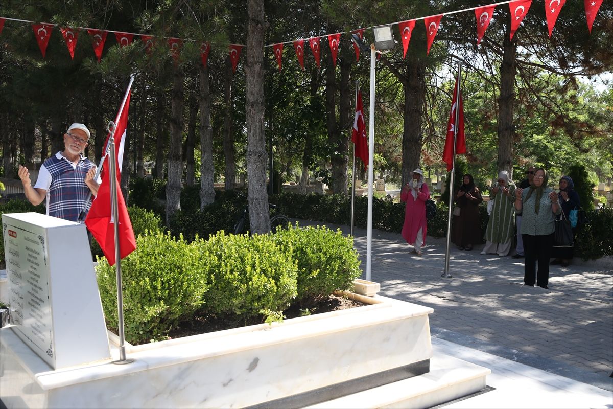 Şehit Astsubay Ömer Halisdemir'in Niğde'deki kabrinin ziyaret edildiği an.