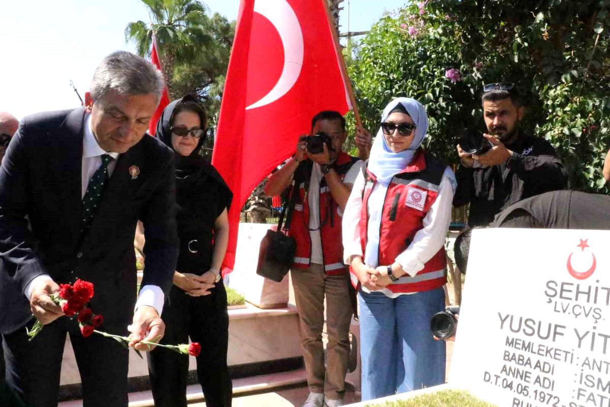 Antalya'da 15 Temmuz şehidi Muhammet Oğuz Kılınç kabri başında anıldı