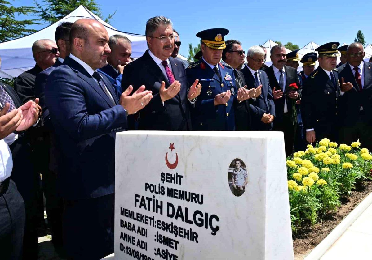 Eskişehir Valisi, 15 Temmuz şehidi Fatih Dalgıç'ı kabri başında andı