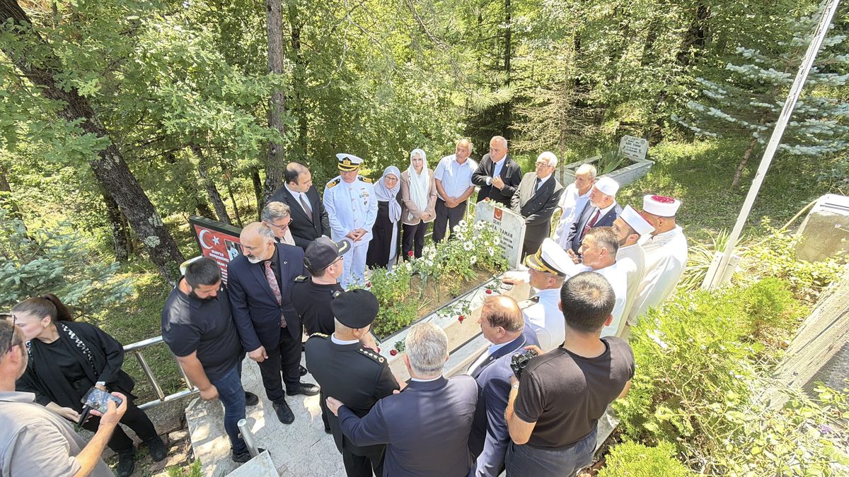 Bartın Valisi Nurtaç Arslan, 15 Temmuz şehidi imam Mustafa Yaman'ın mezarına karanfil bırakıyor.
