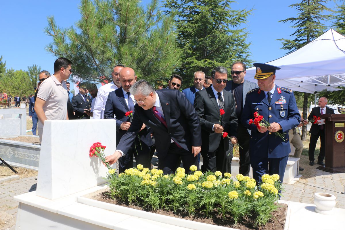 15 Temmuz şehidi polis memuru Fatih Dalgıç'ın Eskişehir'deki mezarı başında düzenlenen anma töreninden bir görüntü.