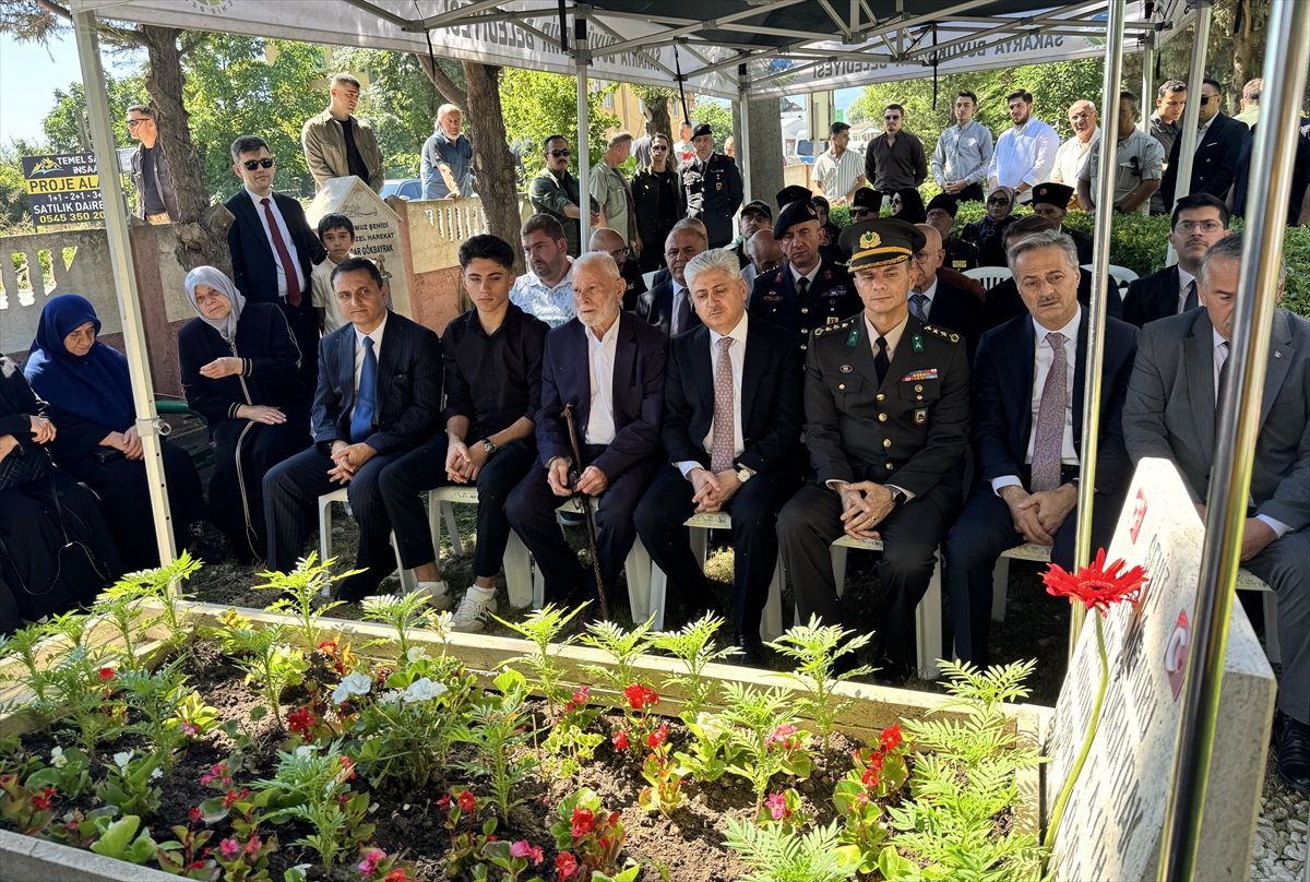 FETÖ'nün 15 Temmuz darbe girişiminde şehit polis Serdar Gökbayrak mezarı başında anıldı