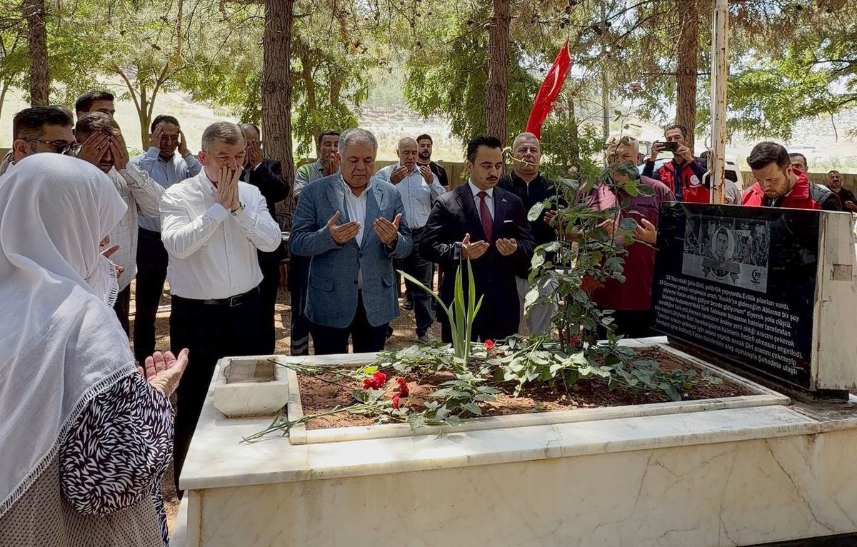 Gaziantep'te 15 Temmuz şehidi Şirin Diril'in mezarı başında anma töreni düzenleniyor.