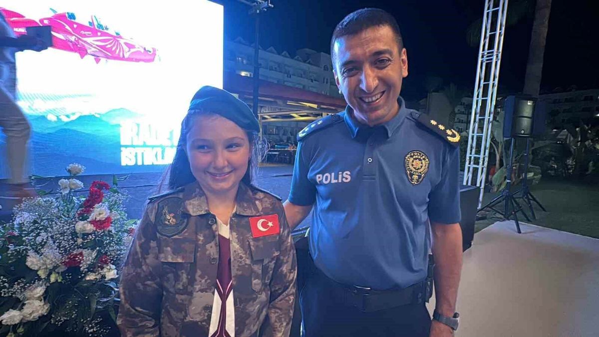 15 Temmuz şehidi Polis Özel Harekat Komiseri Gülşah Güler'in 10 yaşındaki yeğeni, kendisine hediye edilen polis özel harekat üniformasıyla poz veriyor.