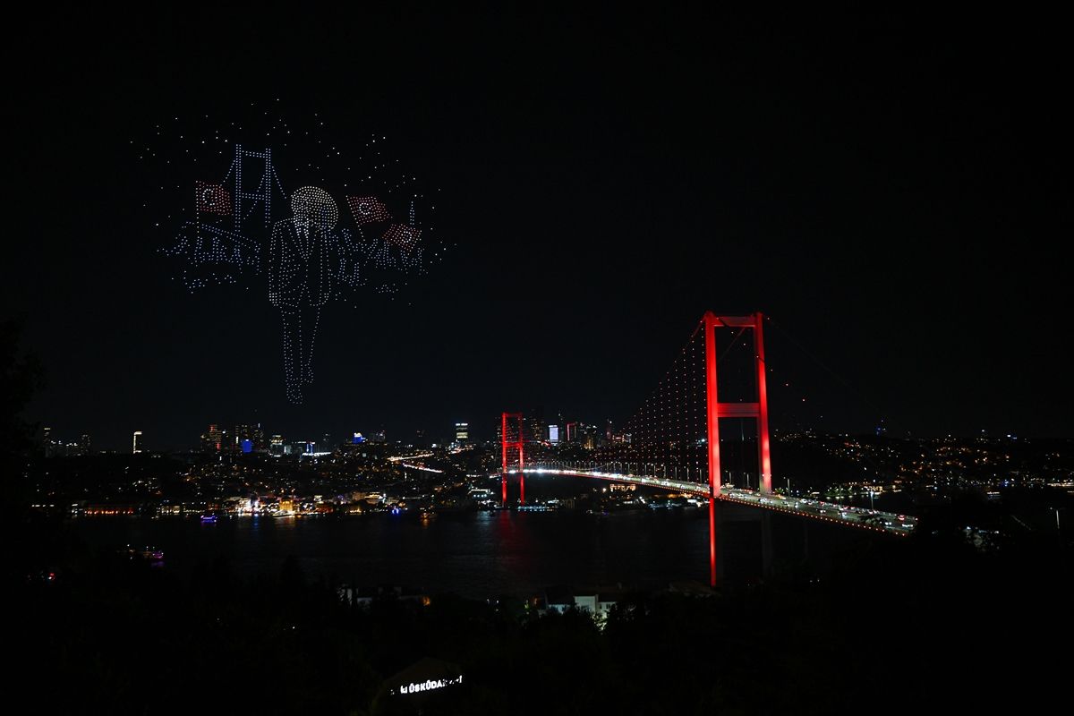 15 Temmuz Şehitler Köprüsü üzerinde 1500 dron ile yapılan ışık gösterisi.