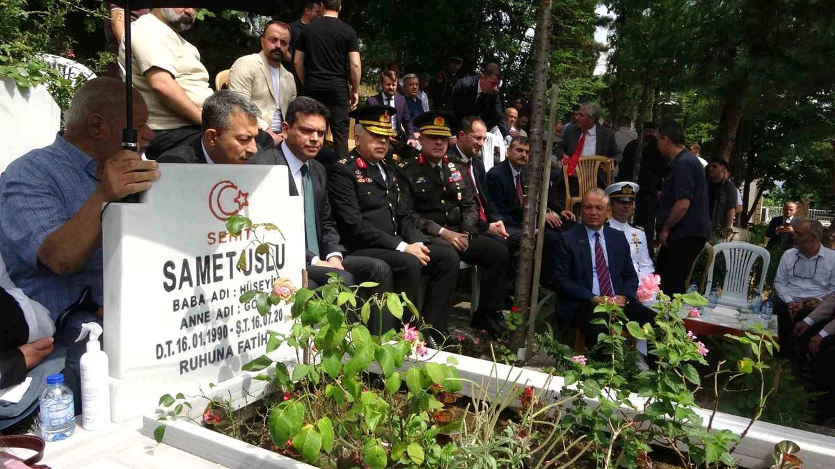 Şehit Samet Uslu'nun mezarı başında düzenlenen anma töreninden bir kesit.