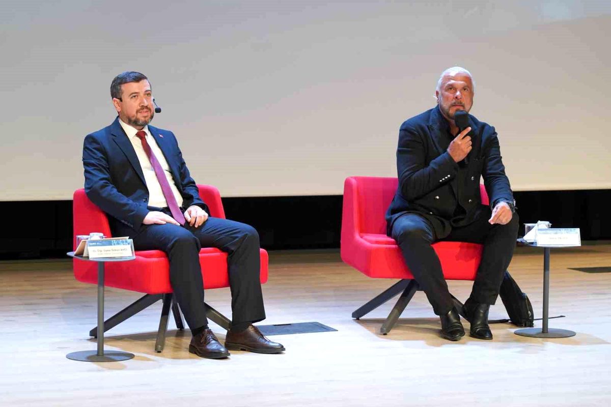 Mete Yarar, Bartın Üniversitesi'nde 15 Temmuz konferansında konuşma yaparken