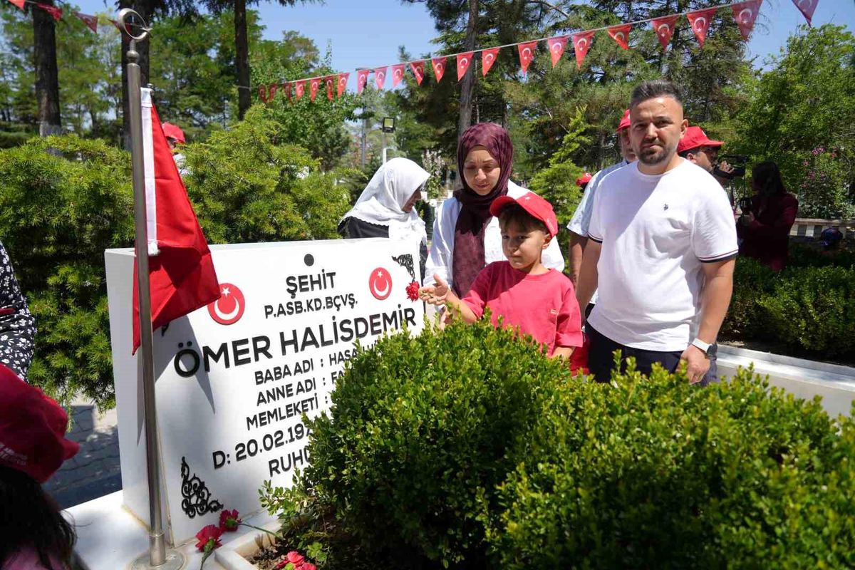 Şehit Ömer Halisdemir’e ziyaretçi akını